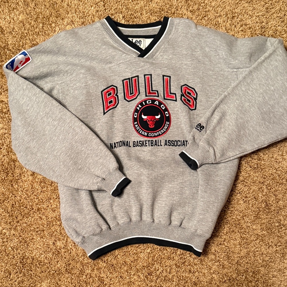 Lee Gray V-Neck Chicago Bulls Pullover with Red and Black Logo